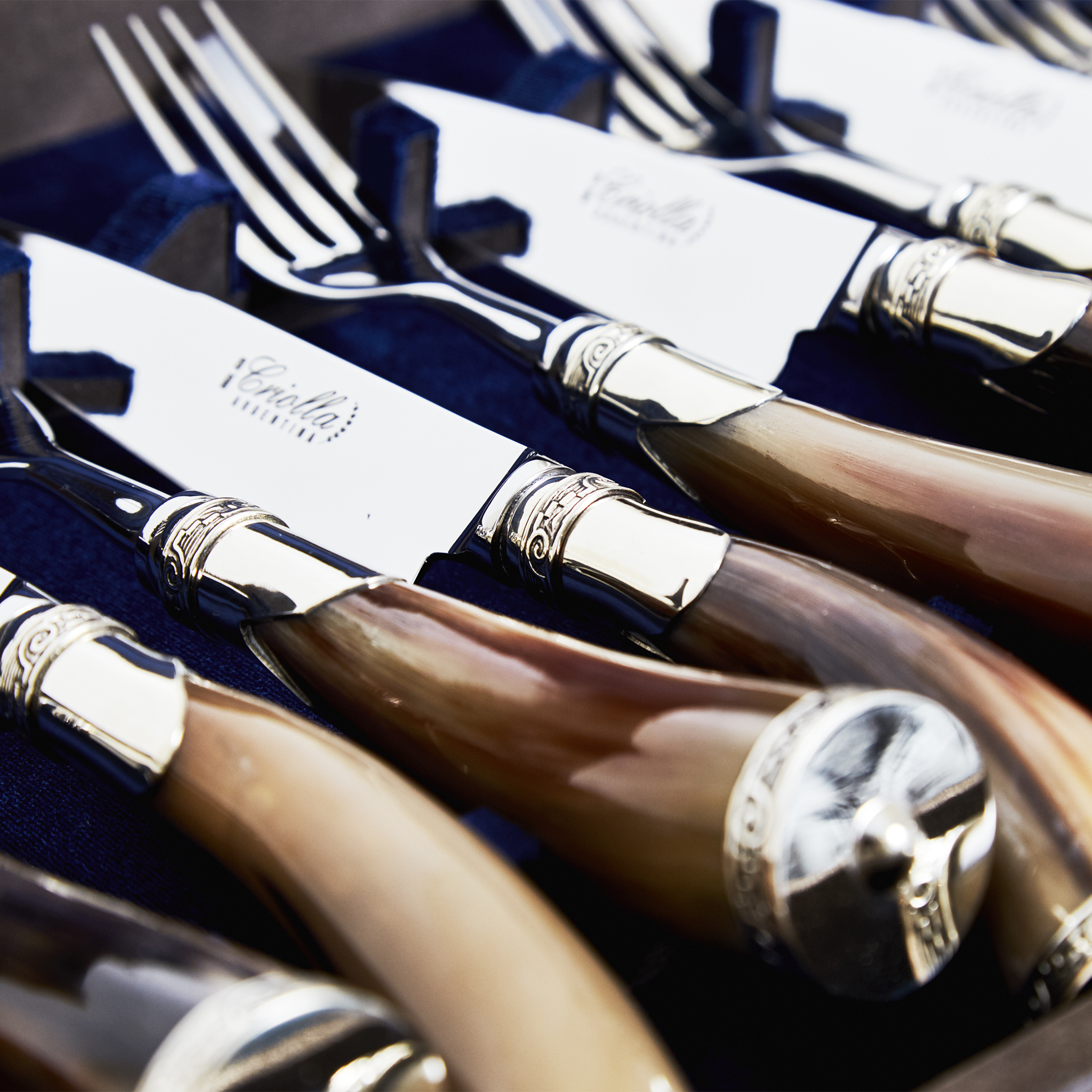 JUEGO DE CUEBIERTOS PARA PERSONAS DE GUAMPA DE VACA Y ALPACA