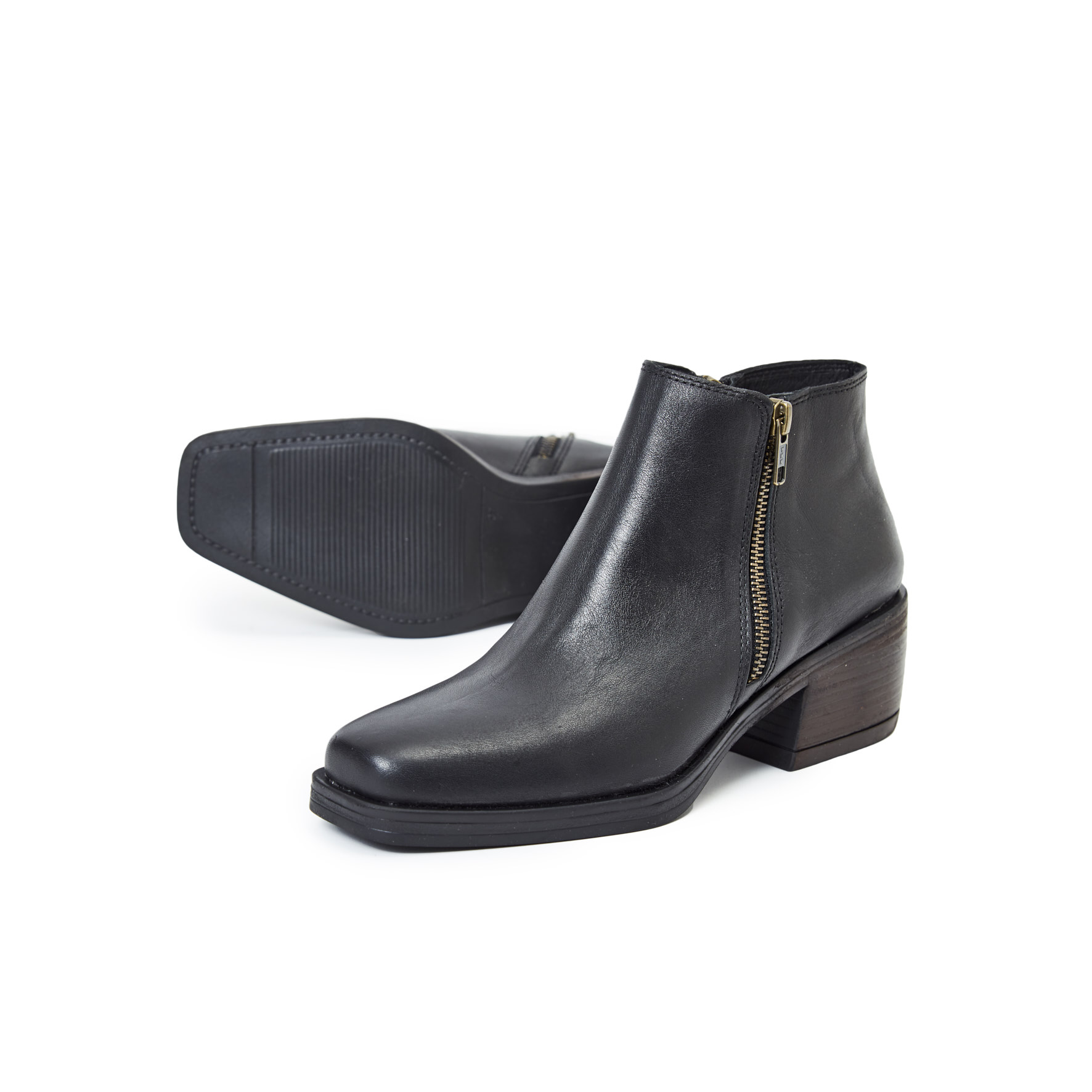 BOTA CORTA DE MUJER CON CIERRE NEGRA ARANDU